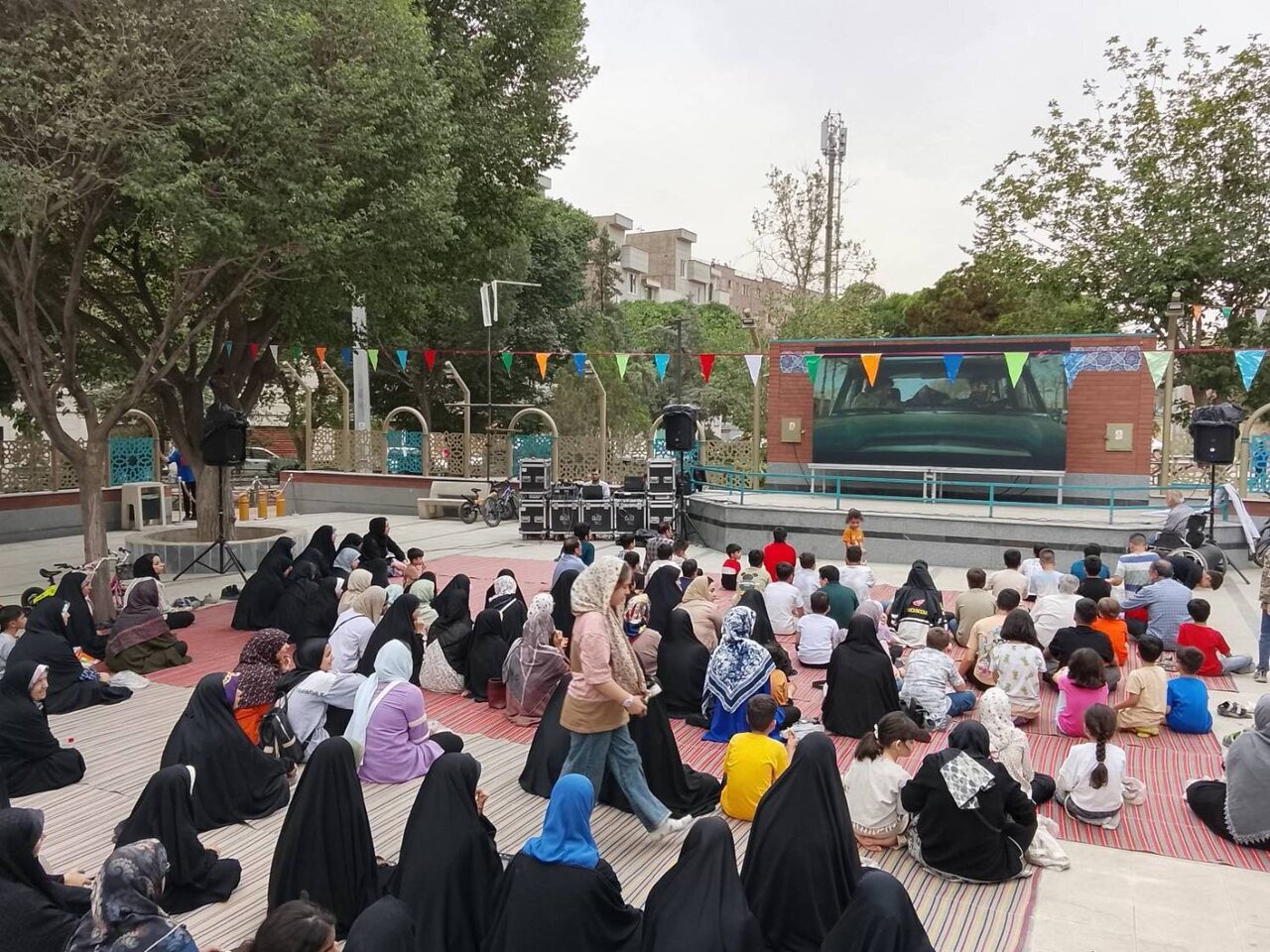 تماشای فیلم های سینمایی در بوستان جنوب غرب تهران