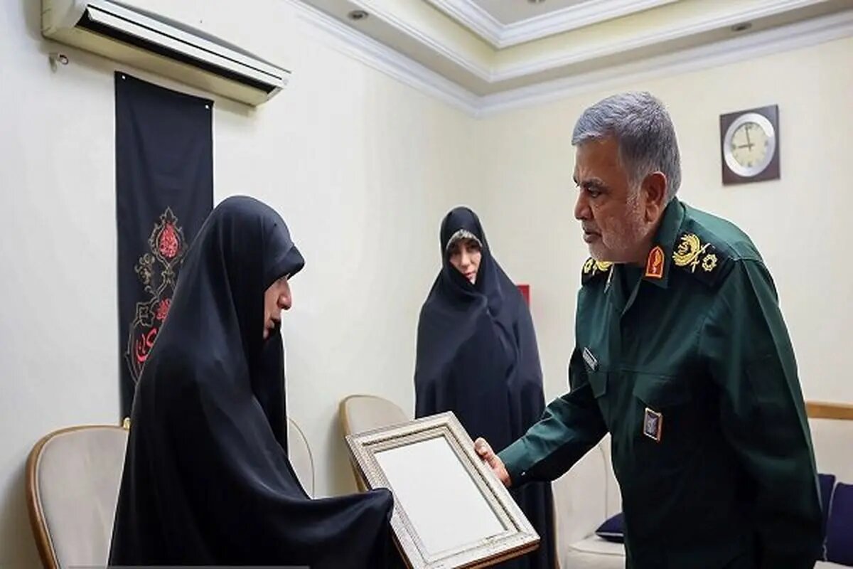 دیدار معاون هماهنگکننده نیروی زمینی سپاه با خانواده شهید ابراهیمزاد