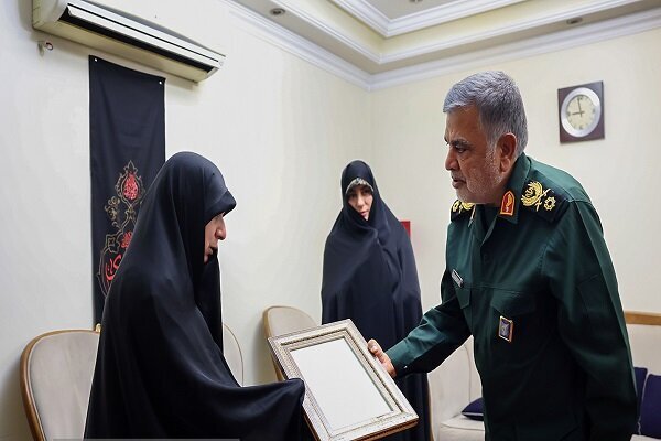 دیدار معاون هماهنگکننده نیروی زمینی سپاه با خانواده شهید ابراهیمزاد