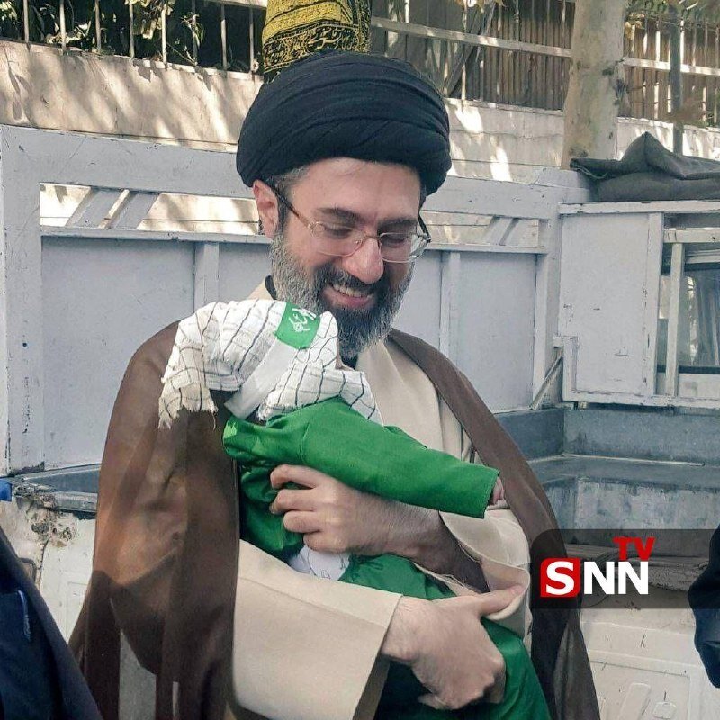 رهبر انقلاب و کودک خردسال در یک قاب+عکس