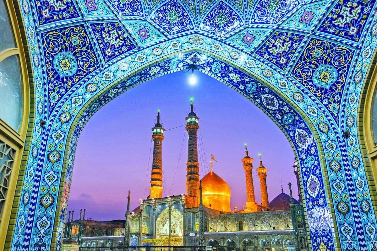 حال و هوا حرم مطهر بانوی کرامت در شب ولادت امام هادی علیه السلام + فیلم