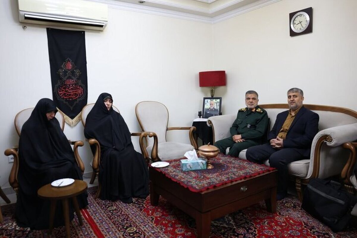 دیدار معاون هماهنگکننده نیروی زمینی سپاه با خانواده شهید ابراهیمزاده