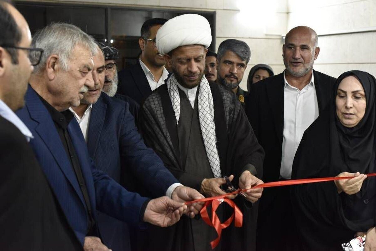 افتتاح نمایشگاه عکسهایی از فیلمهای احمدرضا درویش در موزه جنگ خرمشهر/ «سرزمین خورشید» آغاز شد