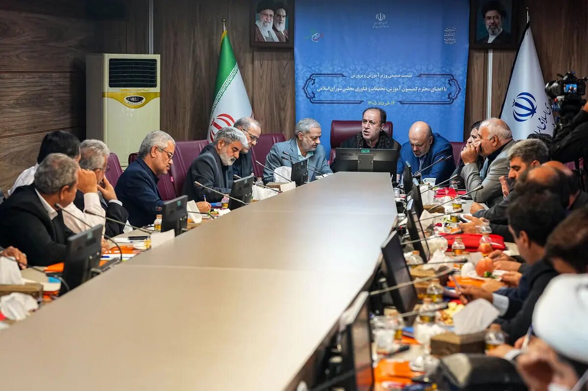 حاجیبابایی: حقوق ۱۸ میلیونی معلمان در شأن آموزش و پرورش نیست/ وزیر: امتحانات نهایی ۱۳ و ۱۴ تیرماه بهصورت حضوری برگزار میشود