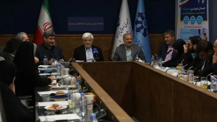 عارف: نخبگان افسران جنگ نرم هستند / آموزش و پرورش زیربنای پیشرفت کشور است