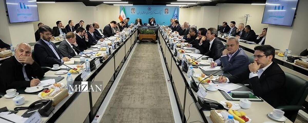 همتی: بانکها همزمان با کنترل نقدینگی بر تأمین مالی تولید متمرکز شوند