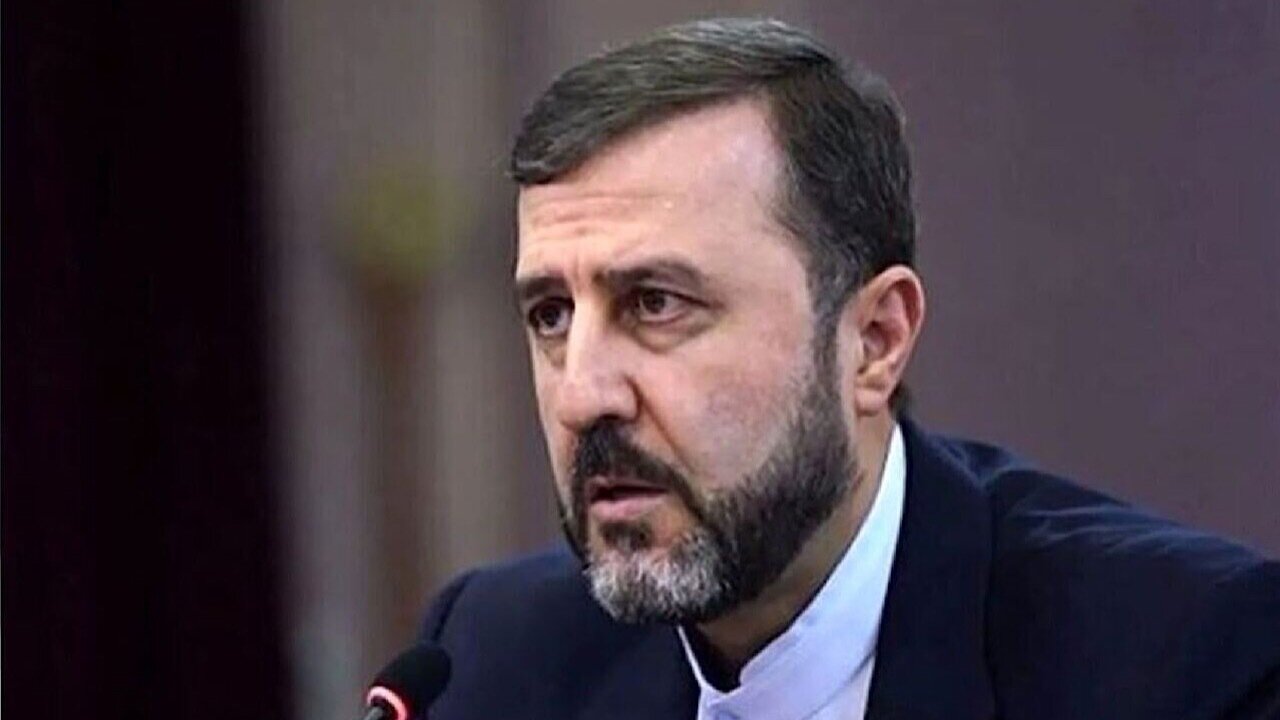 غریب‌آبادی: اگر تصمیم حمله به بیروت با یک تماس تغییر می‌کند، چرا ماه‌ها تجاوز ادامه داشت؟