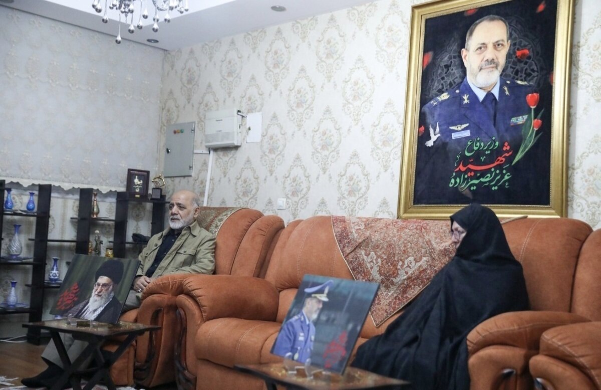 دیدار فرمانده قرارگاه خاتم الانبیا (ص) با خانواده شهیدان نصیرزاده و دره باغی