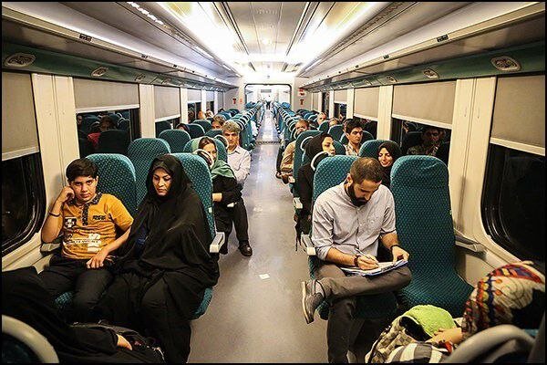 مسافران بدون بلیط ۵۰ درصد جریمه می‌شوند! / تأملی بر سیاست جدید راه‌آهن در فروش بلیت حومه‌ای