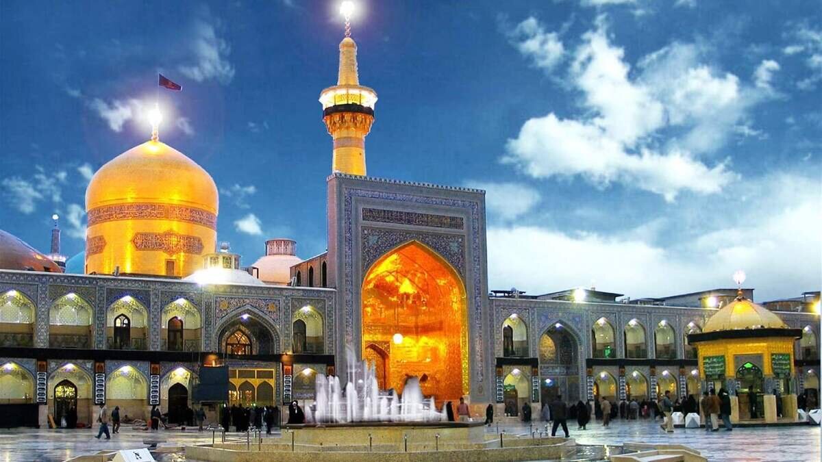لحظه نصب کتیبه عید سعید غدیر در حرم مطهر امام رضا + فیلم
