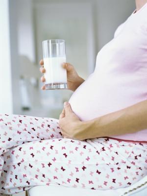 بارداری و رژیم غذایی، روزی چند لیوان شیر بخوریم؟