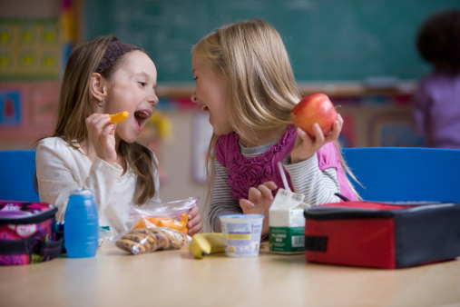 بچه‌ها چي بخورند، كي بخورند و چرا بخورند؟