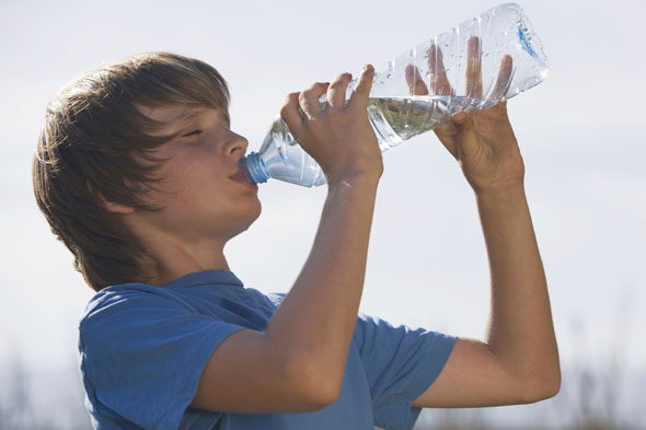 بیماری سنگ کلیه، در کمین کودکانی که کم آب می‌ نوشند