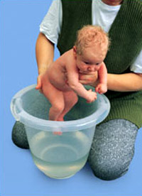 نوزاد چند روزه خود را این‌گونه بشویید