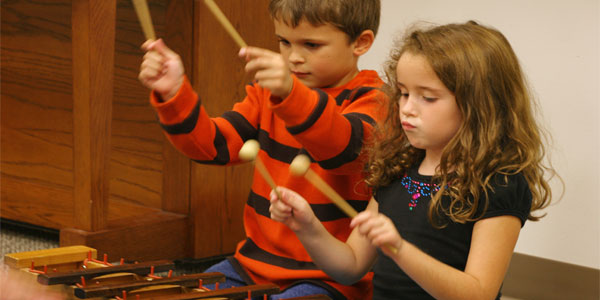 کودکان گوشه گیر موسیقی بیاموزند