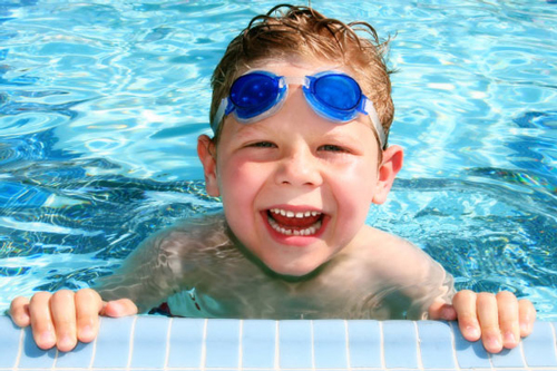 شنا کردن در کودکی و نقش آن در آینده کودکان