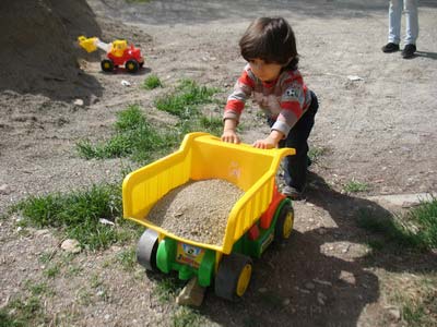 تاثیر بازی بر خلاقیت، مانع خاک بازي کودکان نشويد!