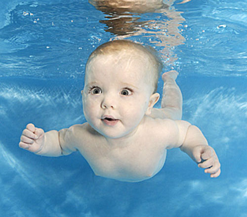 در کلاس شنای نوزادان چه می‌گذرد؟