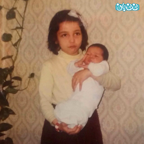 زهرا عاملی، نوزادی در آغوش خواهرش