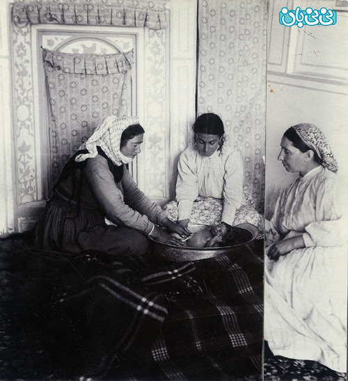 عکس شستن نوزاد در زمان قاجار