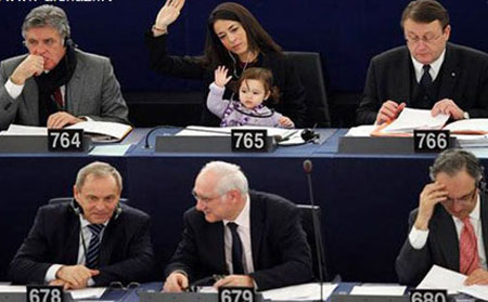 کودکی که در پارلمان اروپا رشد کرد!