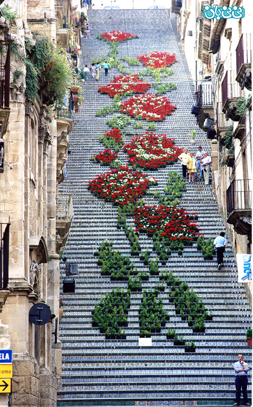 پله‌هایی که تابلوی نقاشی شده اند