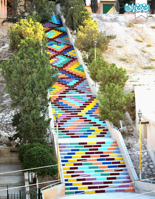 پله‌هایی که تابلوی نقاشی شده اند