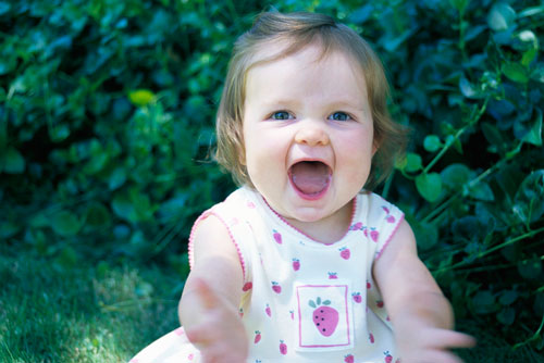 نوزادان لبخند به لب، دخترها بیشتر می‌خندند یا پسرها؟