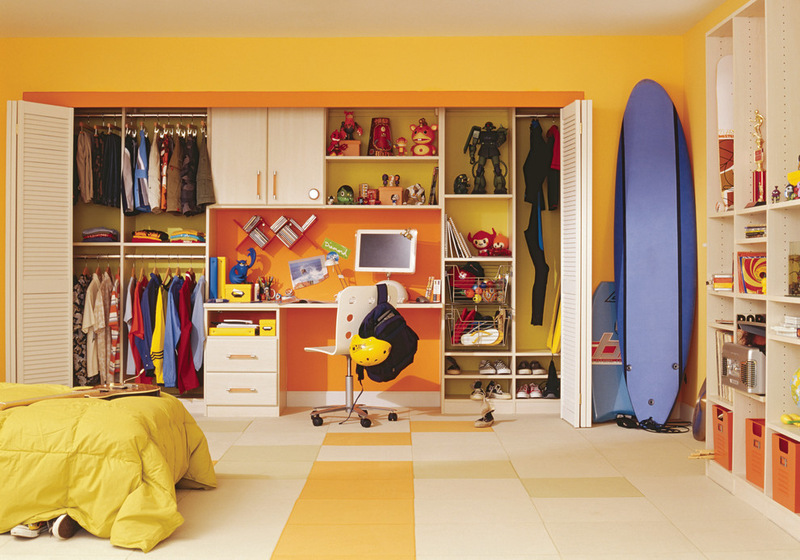 خانه‌ای به رنگ زرد و نارنجی و چیدمان اتاق ها
