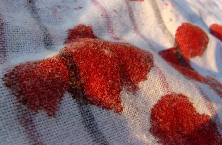 نحوه پاک کردن لکه ها از روی لباس؛ از بین بردن ۱۲ لکه‌ای که سرسختانه چسبیده‌اند