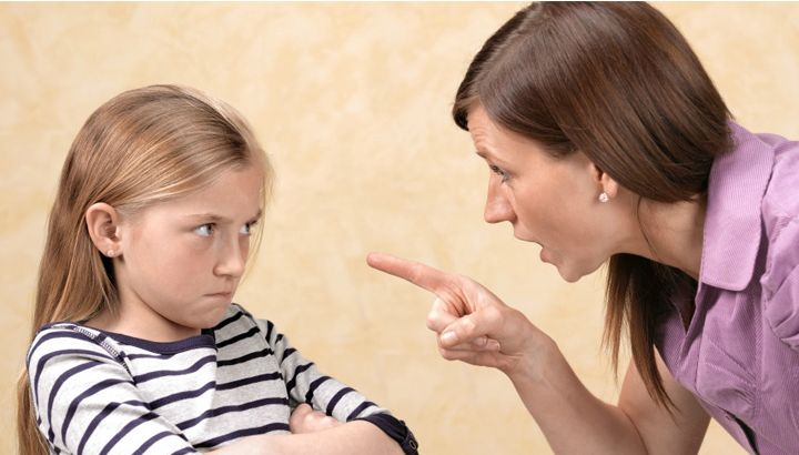 ۱۰ جمله‌ای که نباید به کودک خود بگویید | چطور