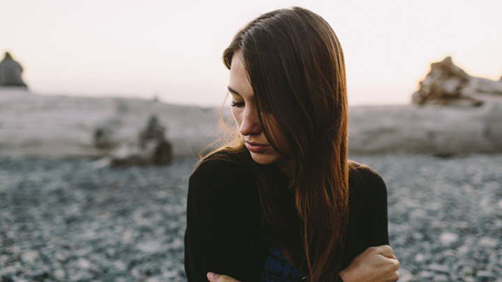 ۱۰ تاثیر منفی عزت نفس پایین بر روی روابط عاطفی زنان
