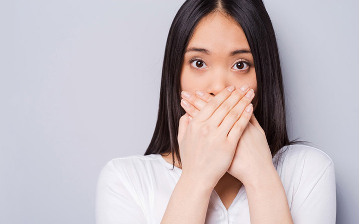 بوی بد دهان نشانه چه بوده و درمان آن چگونه است؟ | چطور