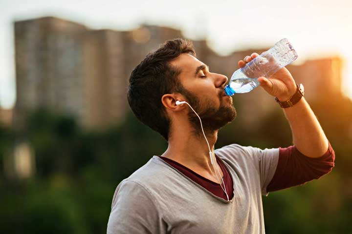 آیا نوشیدن آب به لاغر شدن کمک می‌کند؟ | چطور