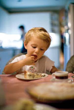 آشنایی کودک با لذت خوردن غذاهای جویدنی