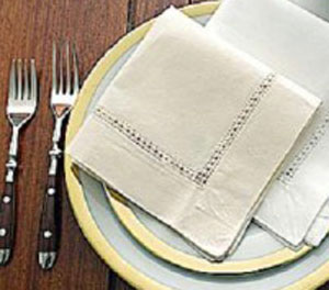 میز شیک با دستمال سفره تکمیل می شود
