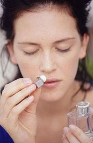 چند روش برای از بین بردن بوی عطر از روی بدن و لباس