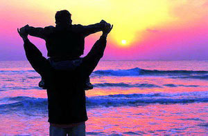 دستان گرم پدر، سرپناه امنی برای فرزندان است
