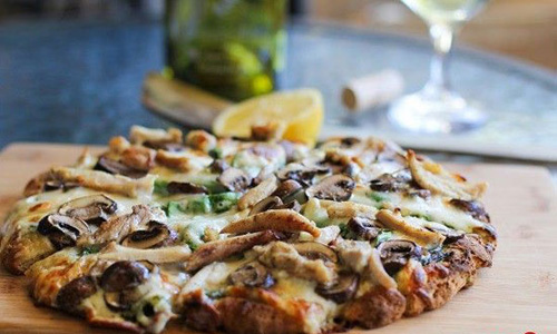 پیتزا مرغ و قارچ، خوشمزه و کشدار