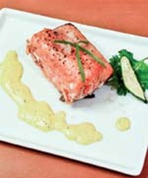 خوراک ماهی سالمون با سس