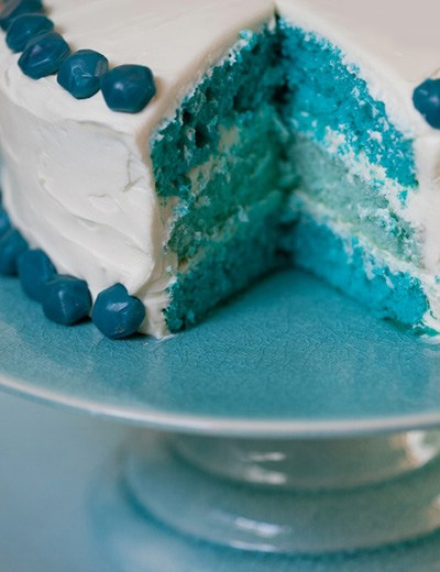 کیک وانیلی زمستانی با آبنبات های آبی