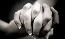 آیا لمس کردن و گرفتن دست می تواند به کاهش درد یک عضو بیمار خانواده کمک کند ؟