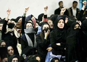 احمدی نژاد در برابر دانشجویان معترض