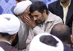آقای احمدی نژاد حرف کدام روحانیون را باور کرده است
