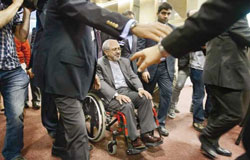 ظریف به دلیل کمردرد به مجلس نمی رود