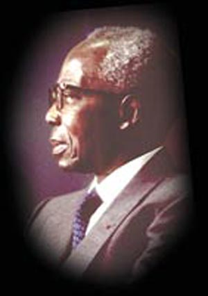 اولین رئیس جمهور سنگال, اولین استاد آفریقایی ادبیات