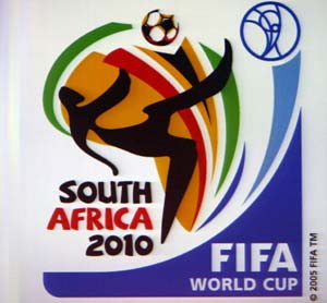 پرچم میزبانی مسابقات جام جهانی ۲۰۱۰ تقدیم به آفریقائی ها
