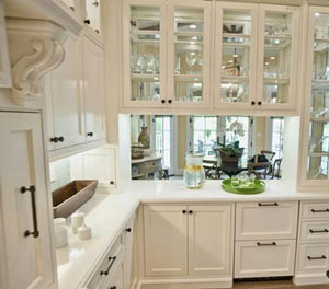 ۸ روش زیبا برای بکار بردن شیشه در کابینت آشپزخانه
