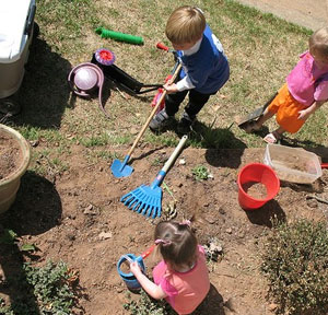 بگذار کودک خاک بازی کند