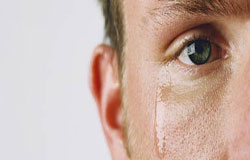 گریه مردان برای زنان جذاب است یا زننده